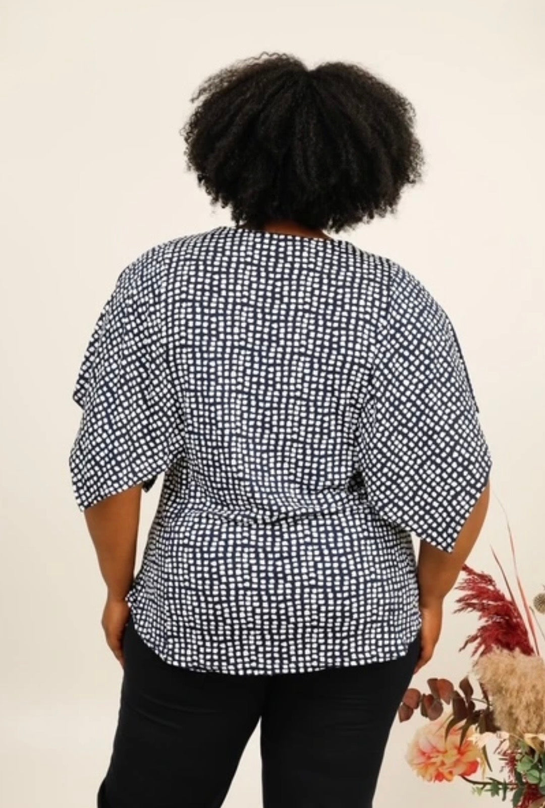 Casacca Donna Curvy Elasticizzata con Scollo a V e Manica Ampia Particolare – Taglie Comode (Copia)