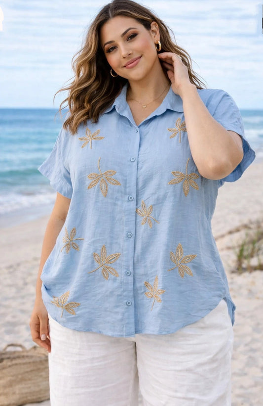 Camicia Donna Curvy Misto Cotone Celeste con Fiorellini Dorati Ricamati – Taglie Comode