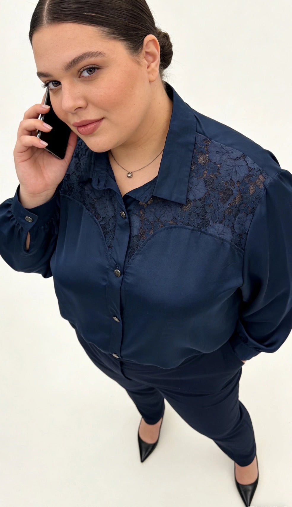 Camicia Lunga in Satin Blu Notte con Intarsio in Pizzo