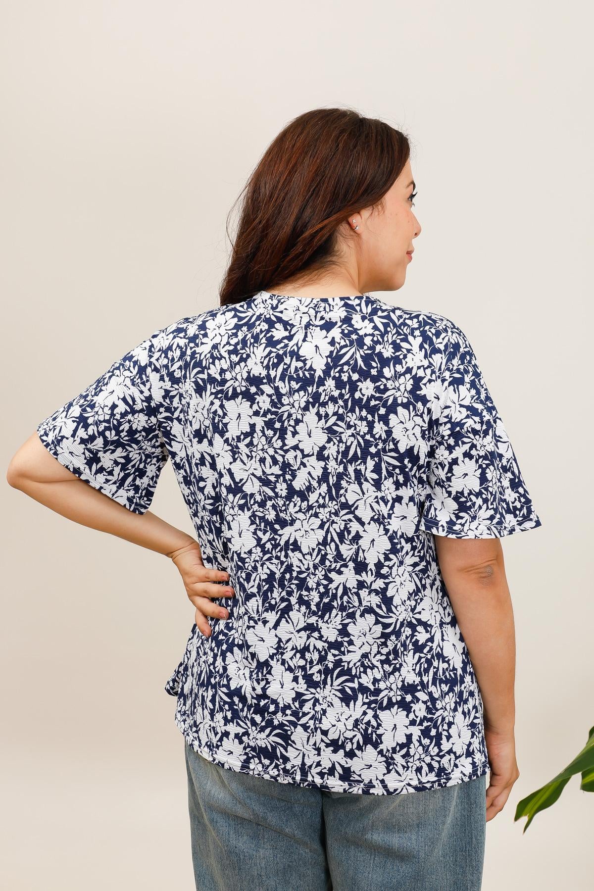 Maglia Curvy Floreale con Scollo a V e Bottoni Frontali