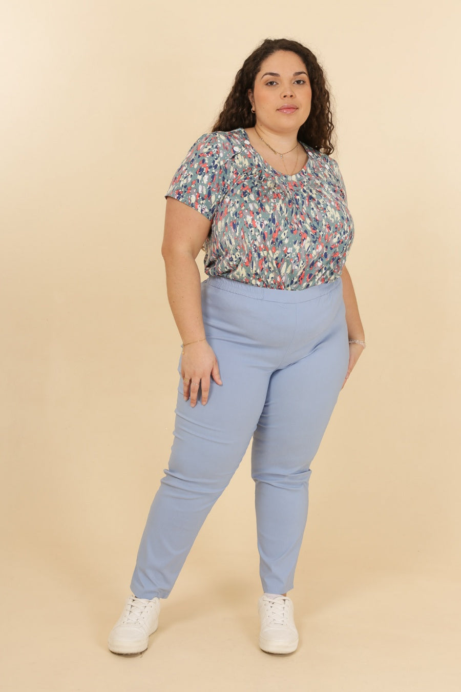 Pantalone Azzurro Con Elastico In Vita – Modello Comodo E Raffinato