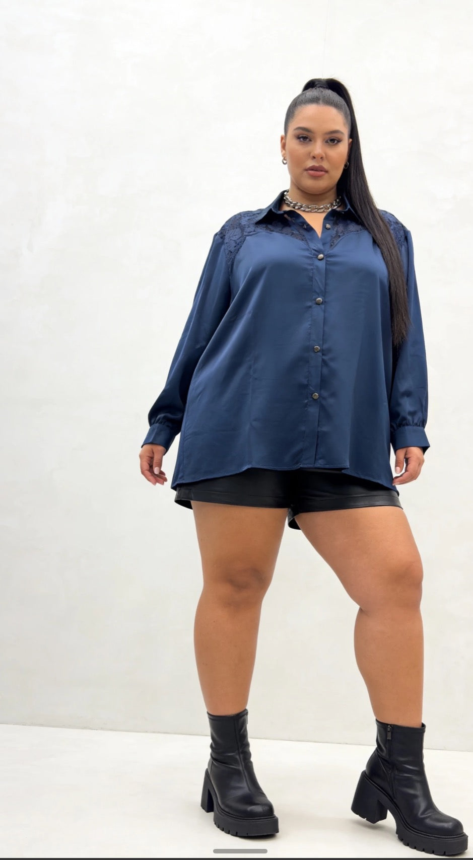 Camicia Lunga in Satin Blu Notte con Intarsio in Pizzo