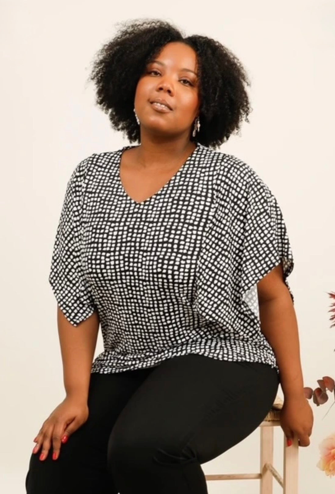 Casacca Donna Curvy Elasticizzata con Scollo a V e Manica Ampia Particolare – Taglie Comode