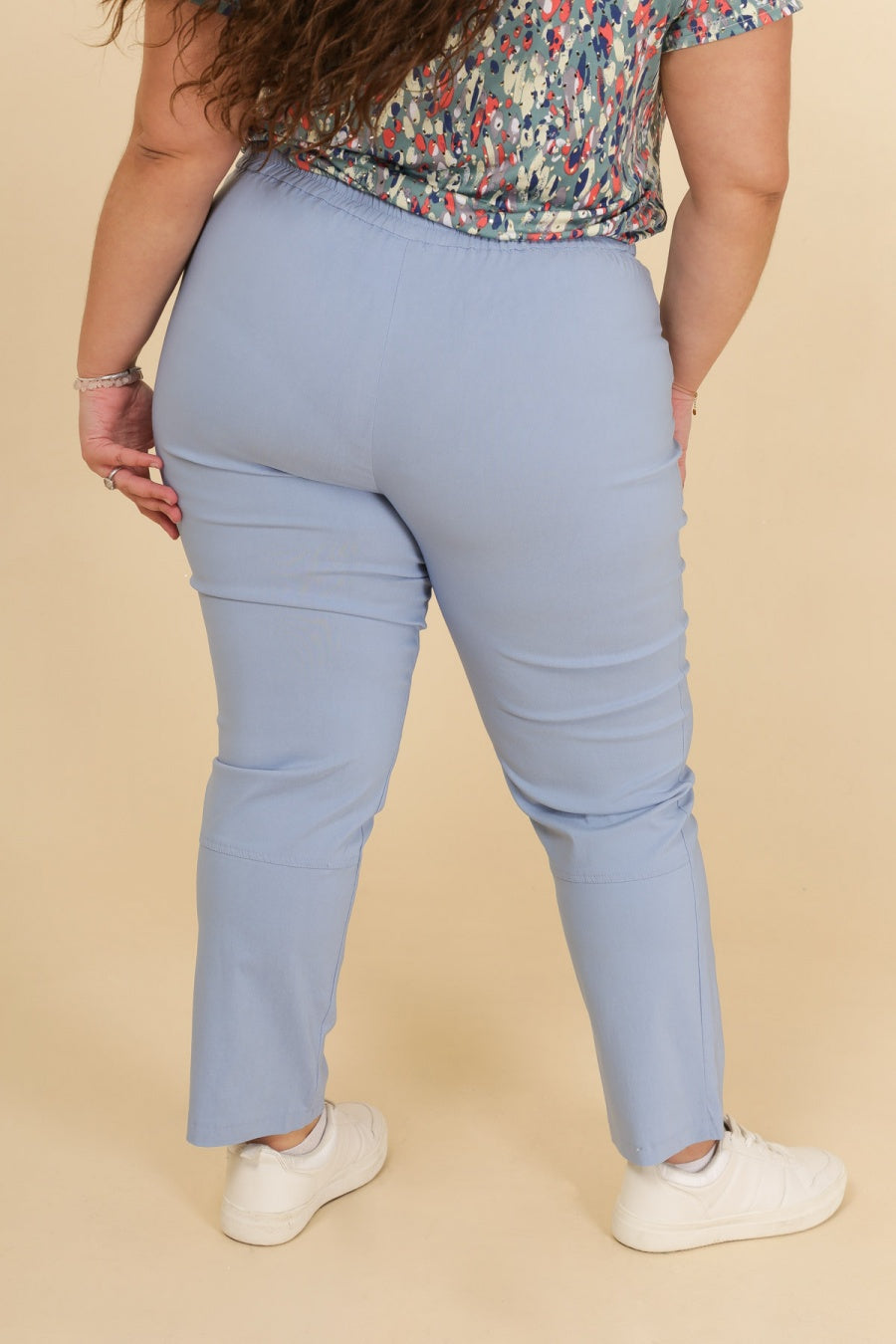 Pantalone Azzurro Con Elastico In Vita – Modello Comodo E Raffinato