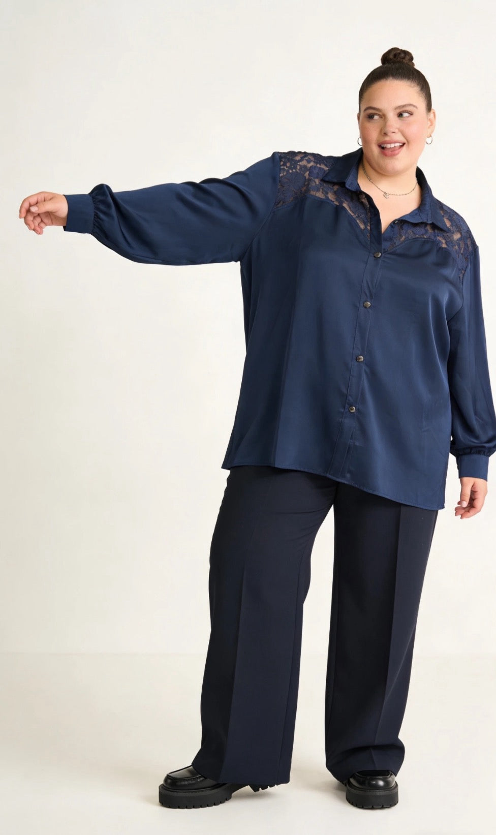 Camicia Lunga in Satin Blu Notte con Intarsio in Pizzo