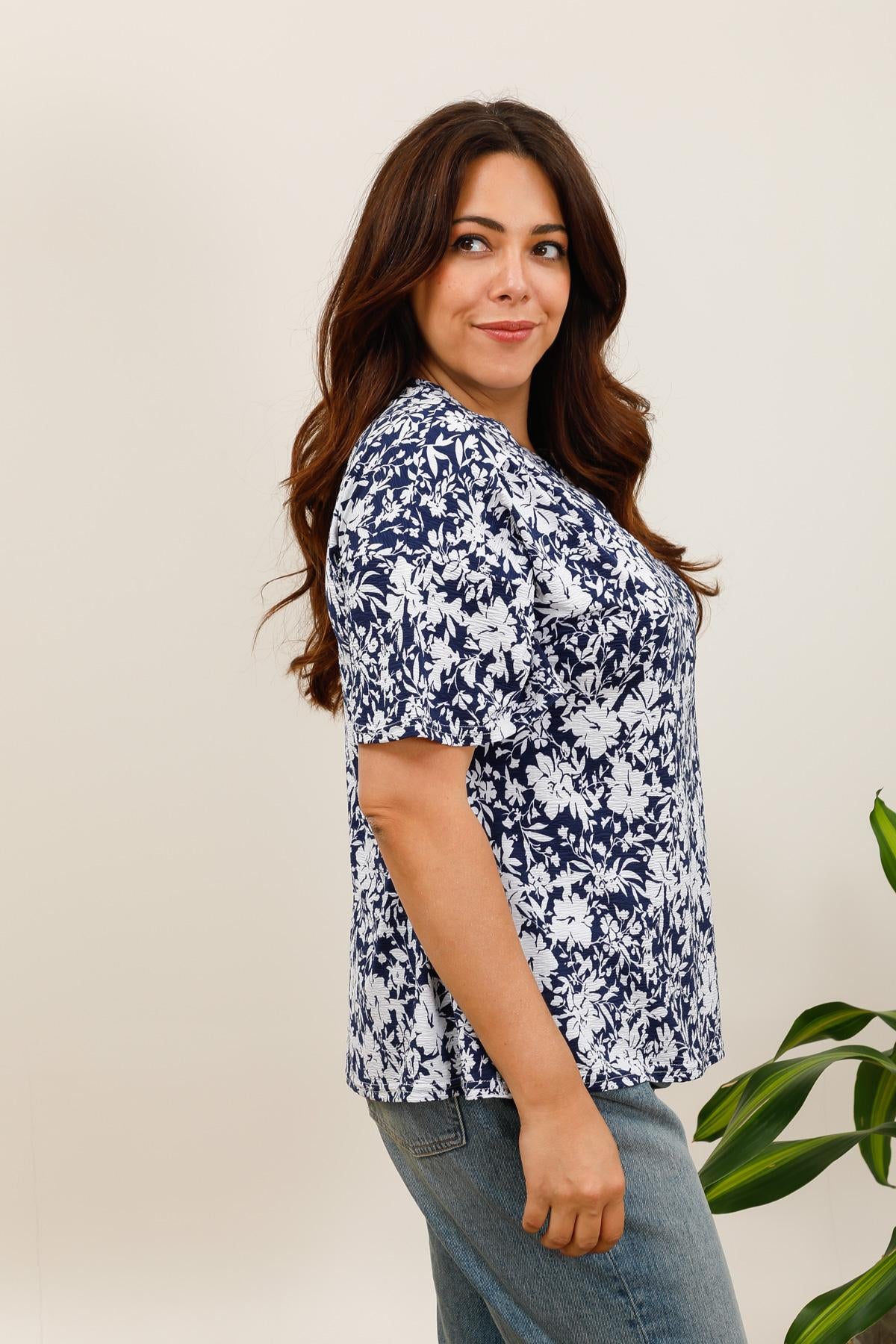 Maglia Curvy Floreale con Scollo a V e Bottoni Frontali