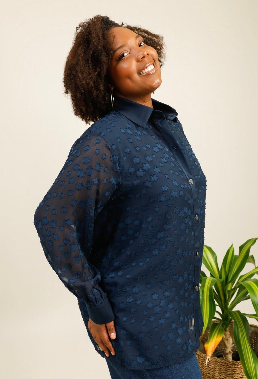 Camicia Curvy Elegante con Inserti Satinati e Fantasia Floreale