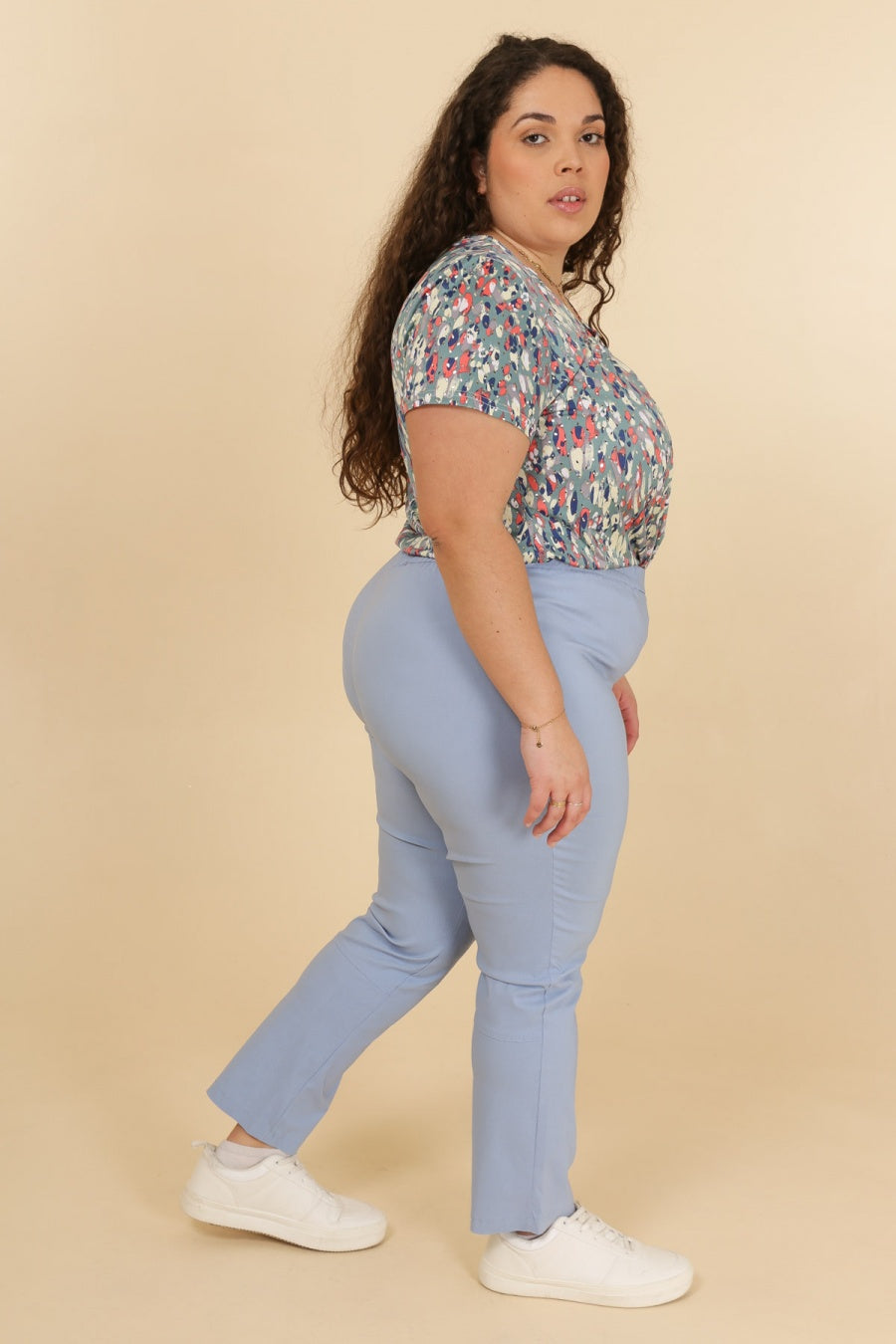 Pantalone Azzurro Con Elastico In Vita – Modello Comodo E Raffinato