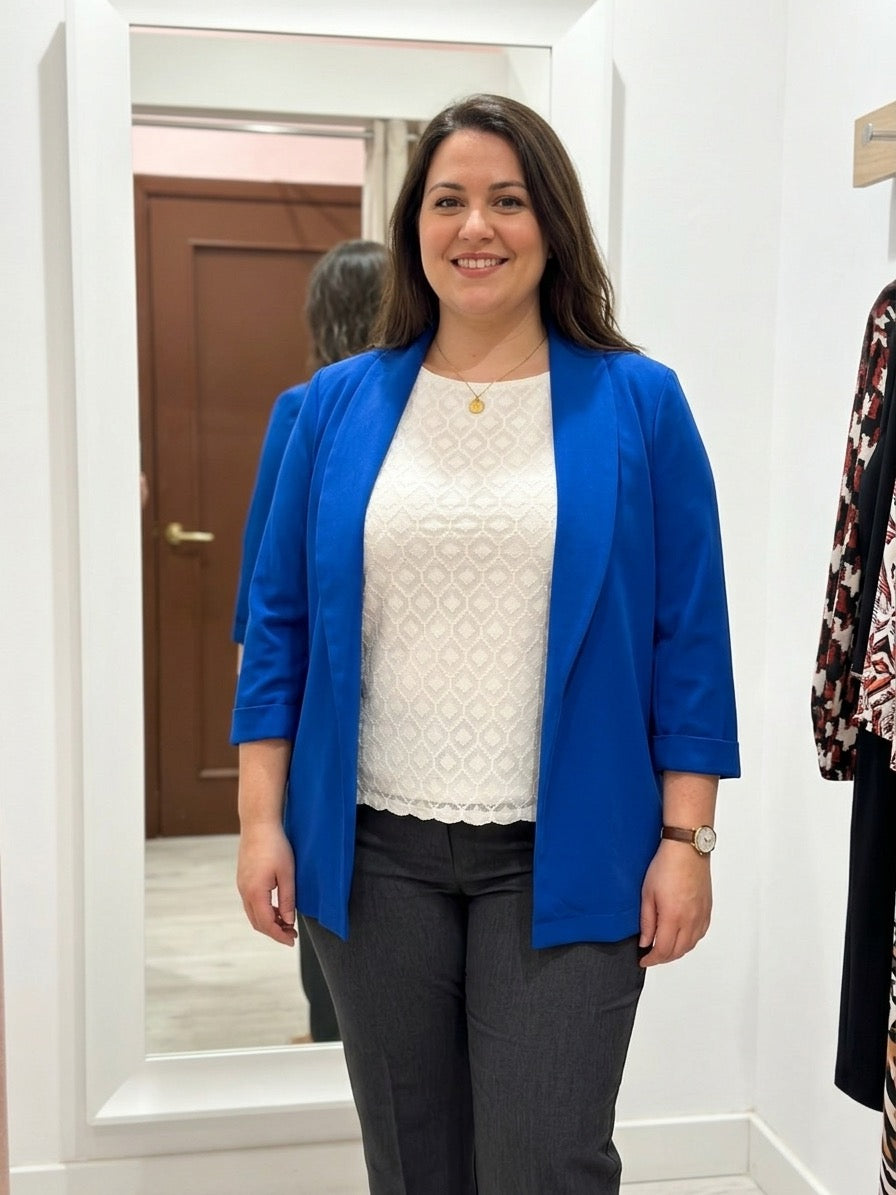 Blazer Blu Elettrico Con Risvolto Manica – Modello Elegante E Fluido