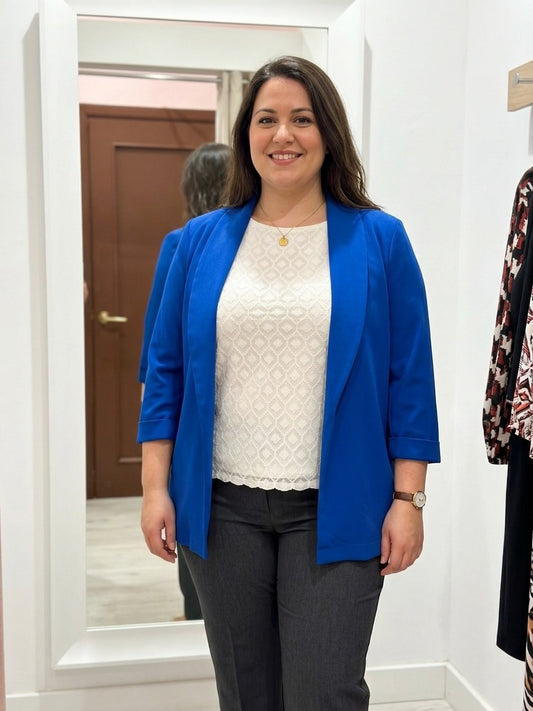 Blazer Blu Elettrico Con Risvolto Manica – Modello Elegante E Fluido