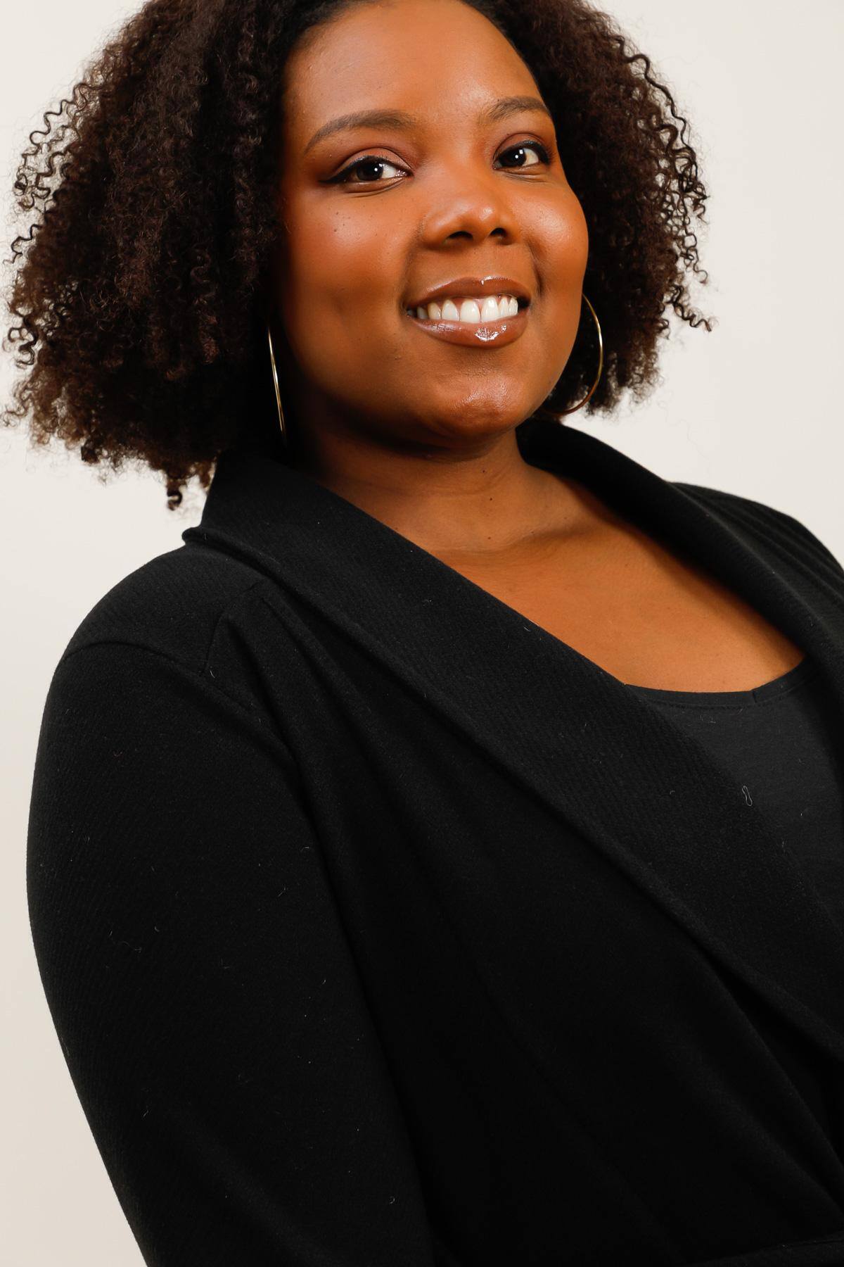 Cappotto Nero Elegante con Bottone Ora e Cintura